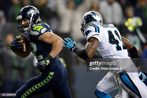 Luke Willson of the Seattle Seahawks runs the ball for a 25 yard touchdown in the fourth quarter against the Carolina Panthers during the 2015 NFC...