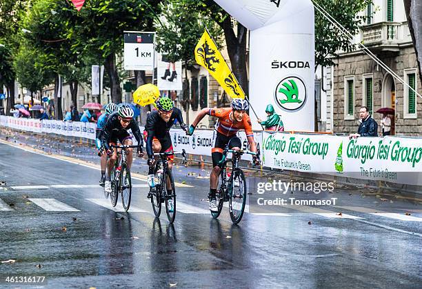 donner un coup de main sur les championnats du monde de cyclisme sur route - compétition de cyclisme photos et images de collection