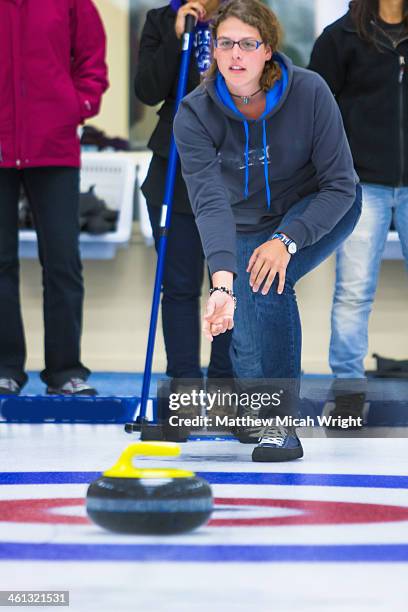 a group learns the sport of curling - womens curling stock-fotos und bilder