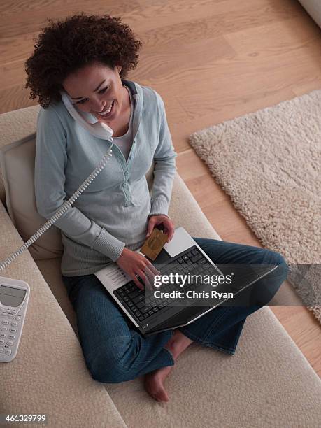 mujer de compras en línea - teléfono con cable fotografías e imágenes de stock