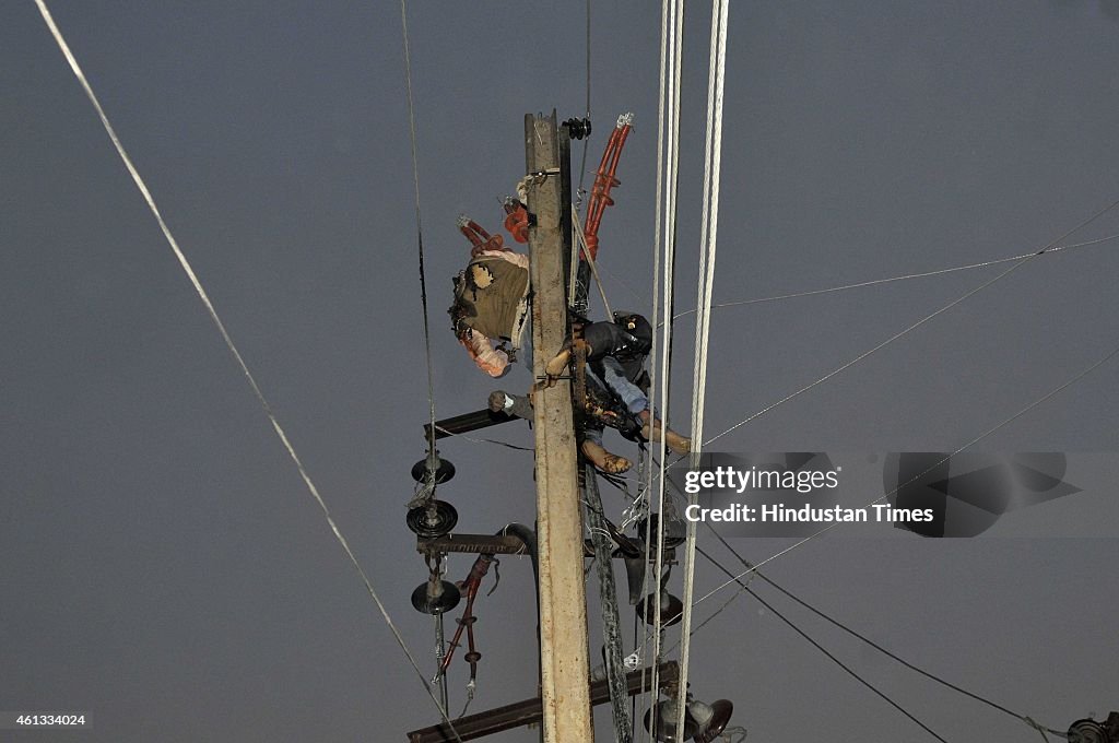 Two Electricity Department Workmen Died Of Electric Shock In Noida