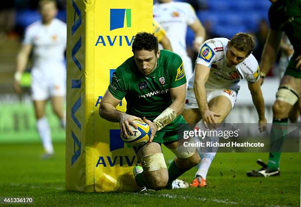 Tom Guest of Irish dives over to score a try during the Aviva Premiership match between London Irish and Exeter Chiefs at Madejski Stadium on January...