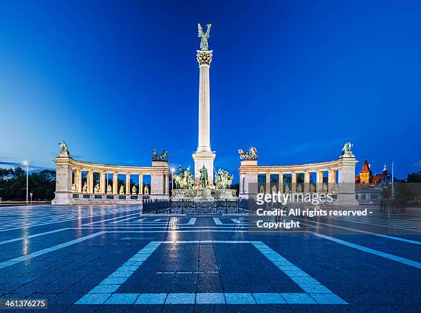 twilight at heroes´ square (budapest) - kunsthistorisches museum stock pictures, royalty-free photos & images