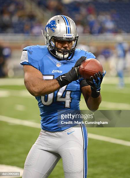 DeAndre Levy of the Detroit Lions catches a pass during warm ups prior to the game against the New York Giants at Ford Field on December 22, 2013 in...