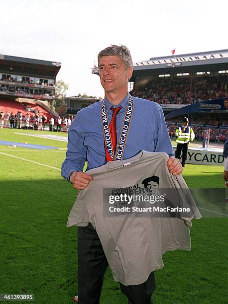 Arsenal manager Arsene Wenger celebrates after winning the Premier League at Arsenal Stadium, Highbury on May 15, 2004 in London, England.