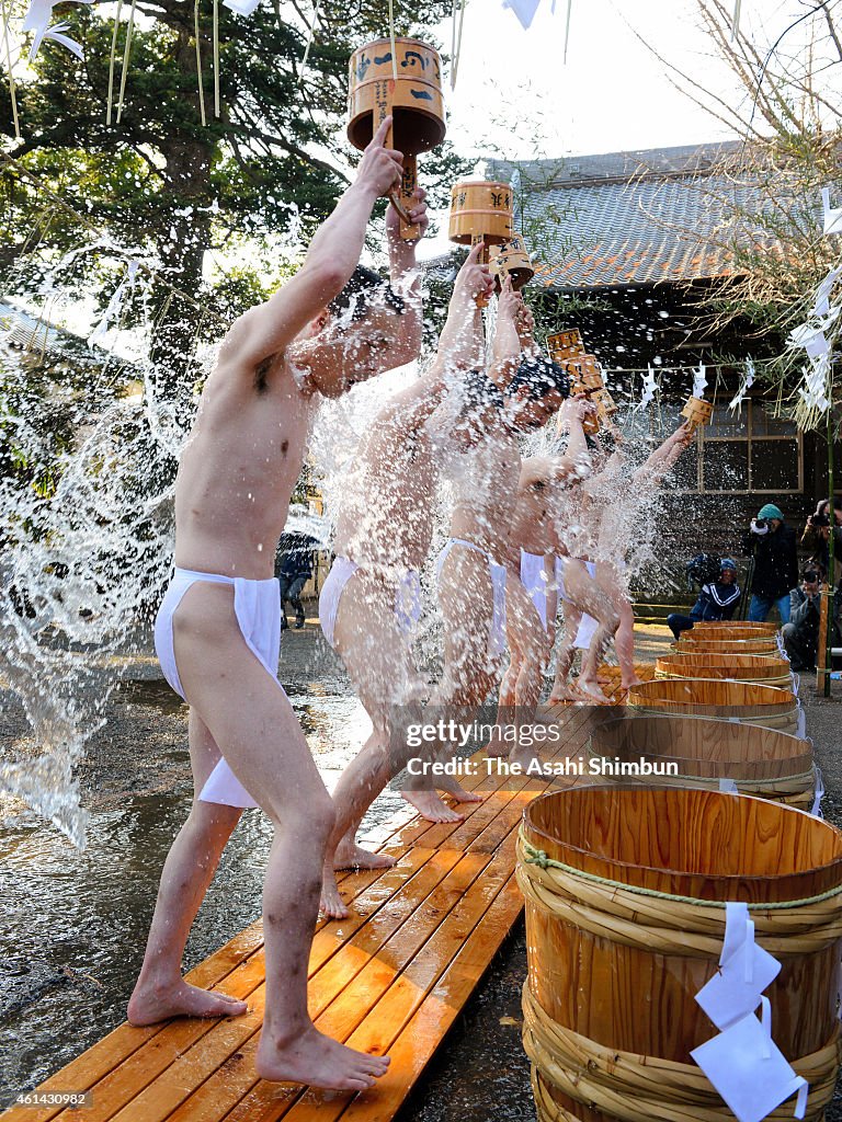 Midwinter Ritual 'Suigyo-E' Takes Place In Oita