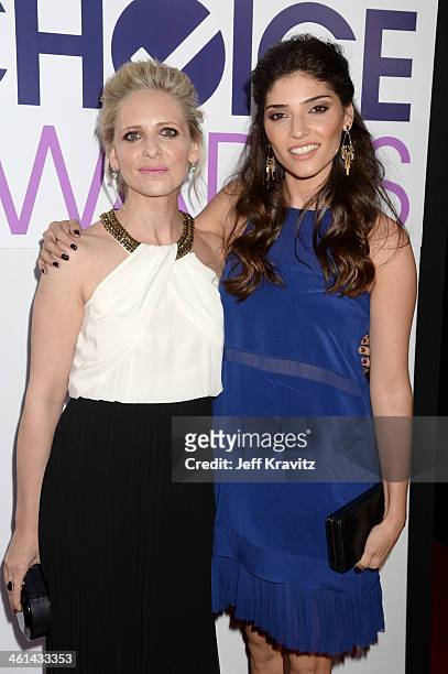 Actresses Sarah Michelle Gellar and Amanda Setton attend The 40th Annual People's Choice Awards at Nokia Theatre L.A. Live on January 8, 2014 in Los...