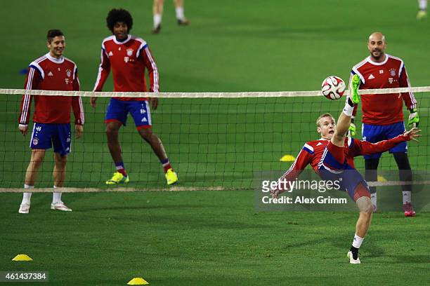 Robert Lewandowski, Dante and Pepe Reina watch Sebastian Rode do an overhead kick during day 4 of the Bayern Muenchen training camp at ASPIRE Academy...