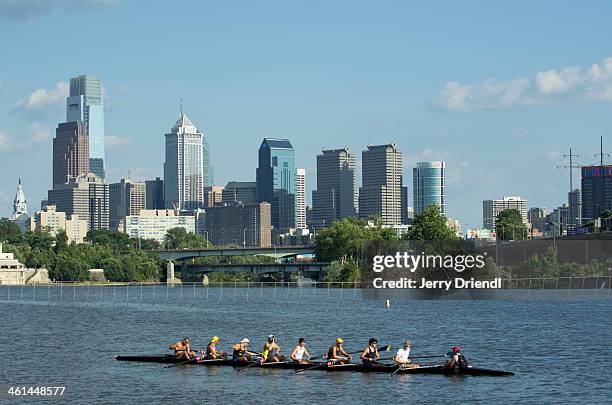 rowing on the schuylkill and philly skyline. - schuylkill river photos et images de collection