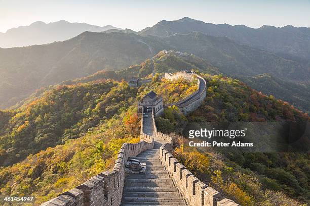 the great wall of china at mutianyu near beijing - chinesische mauer stock-fotos und bilder