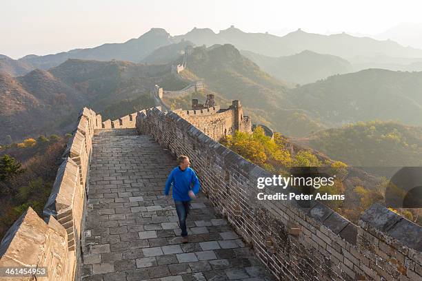 tourist walking on the great wall of china, - chinese muur noord china stockfoto's en -beelden