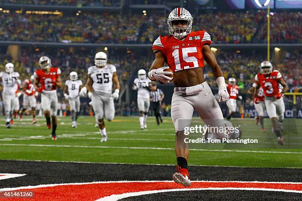 Running back Ezekiel Elliott of the Ohio State Buckeyes scores a 33 yard touchdown in the first quarter against the Oregon Ducks during the College...