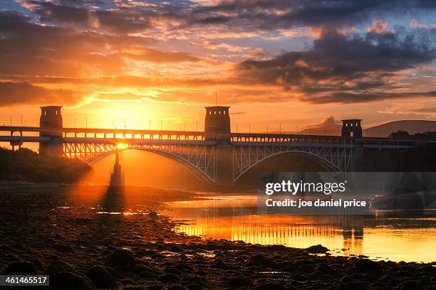 britannia bridge, menai strait, anglesey, wales - anglesey wales stock-fotos und bilder