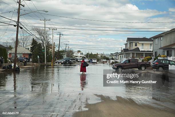 damage after sandy at breezy point - hurricane sandy imagens e fotografias de stock