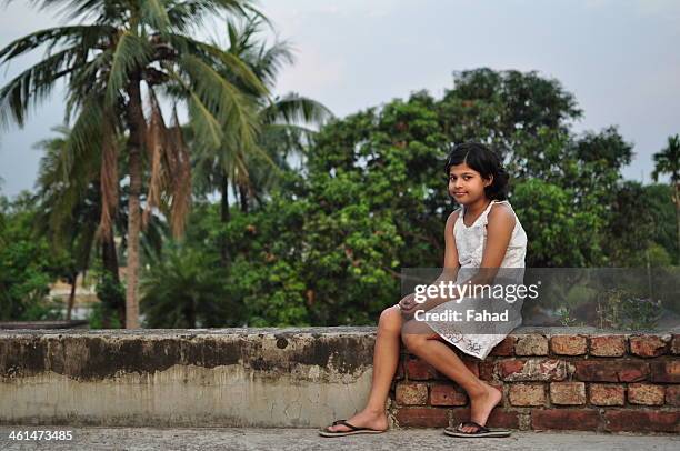 young girl sitting on the rooftop - bengali girl - fotografias e filmes do acervo