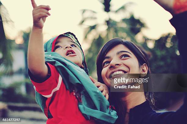 sibling pointing at something and laughing - bengali girl - fotografias e filmes do acervo