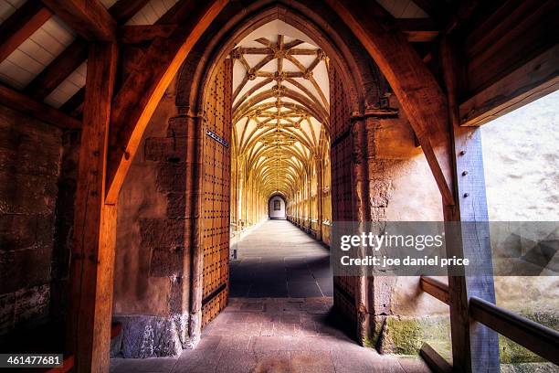 wells cathedral cloisters, somerset - somerset england stock-fotos und bilder