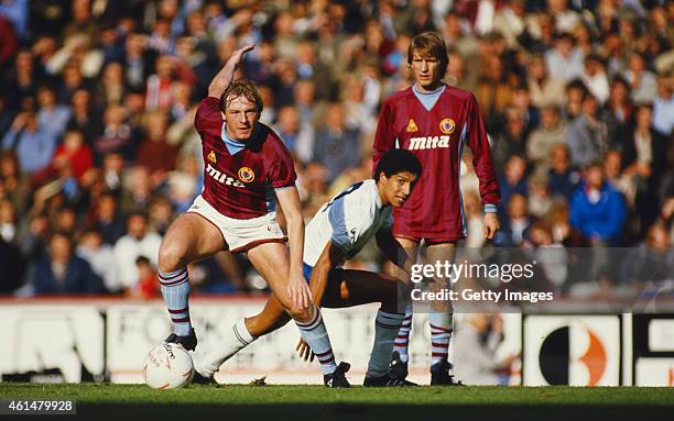 Aston Villa midfielder Steve McMahon holds off the challenge of Spurs defender Chris Hughton as Gordon Cowans looks on during a League Division One...