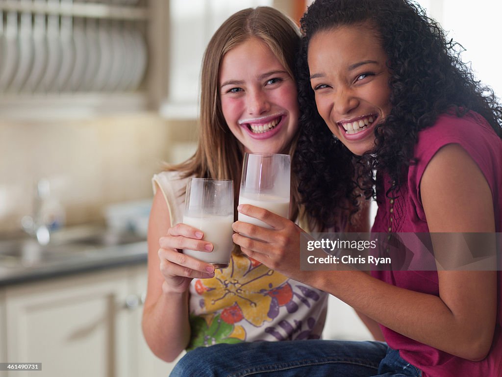 Due ragazze adolescenti bere latte
