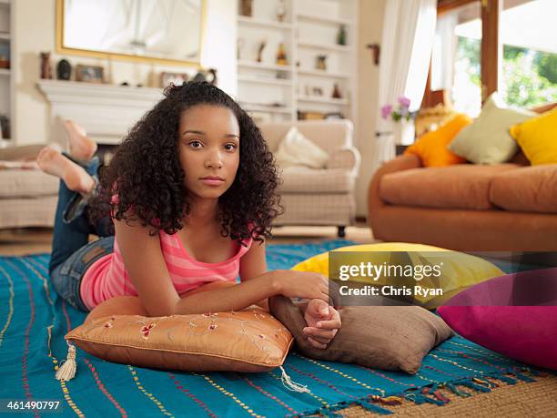 Menina Adolescente Deitado No Cho, Foto de stock