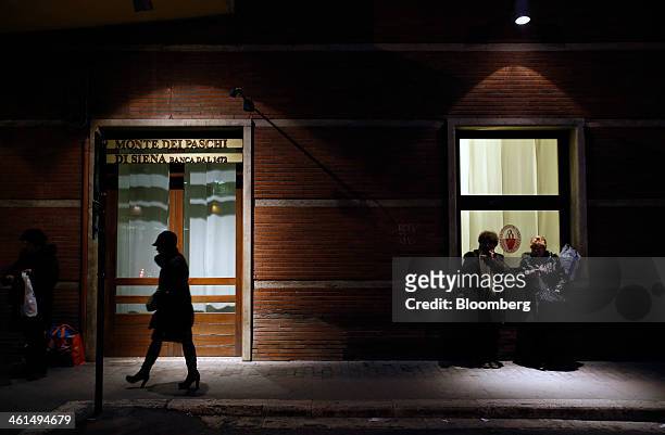 Pedestrians stand outside a Banca Monte dei Paschi di Siena SpA bank branch in Siena, Italy, on Wednesday, Jan. 8, 2014. Monte Paschi, the bailed out...