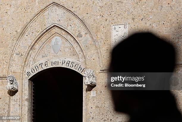 Pedestrian passes the headquarters of Banca Monte dei Paschi di Siena SpA in Siena, Italy, on Wednesday, Jan. 8, 2014. Monte Paschi, the bailed out...