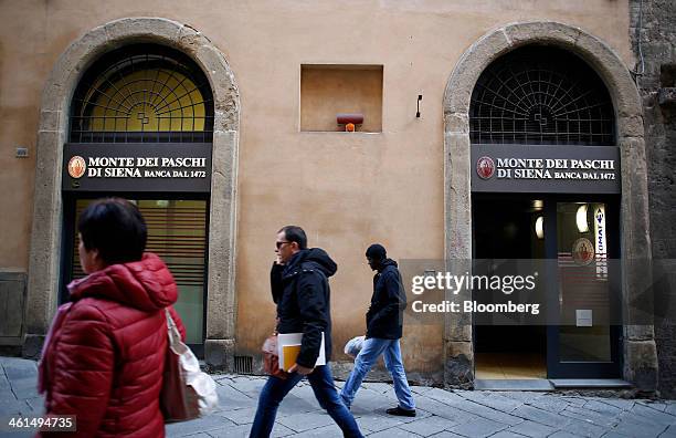 Pedestrians pass a Banca Monte dei Paschi di Siena SpA bank branch in Siena, Italy, on Wednesday, Jan. 8, 2014. Monte Paschi, the bailed out Italian...