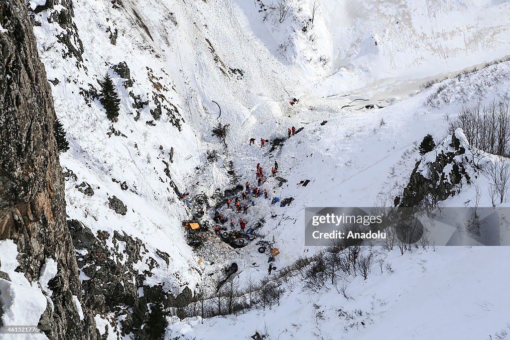 5 workers killed in an avalanche in Turkey