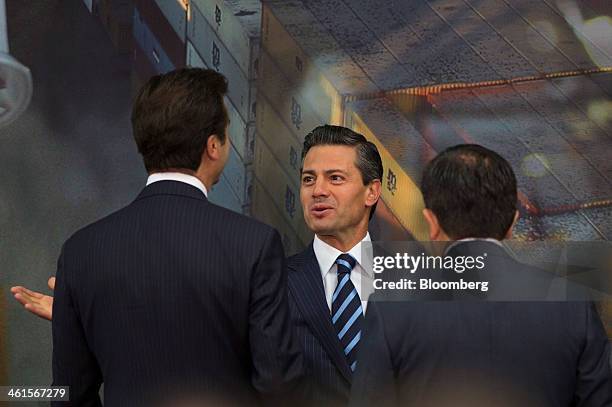 Enrique Pena Nieto, Mexico's president, center, talks with Ildelfonso Guajardo, Mexico's economy minister, right, and Javier Arrigunaga, chief...