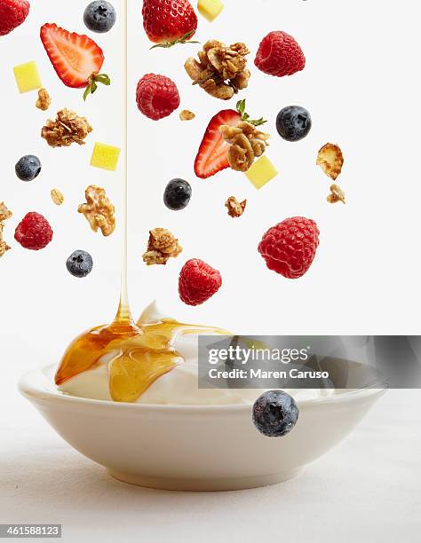 bowl of yogurt with honey, fruit, and granola - berry fruit - fotografias e filmes do acervo