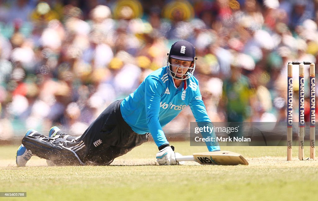 Australia v England: Carlton Mid ODI Tri Series - Game 1