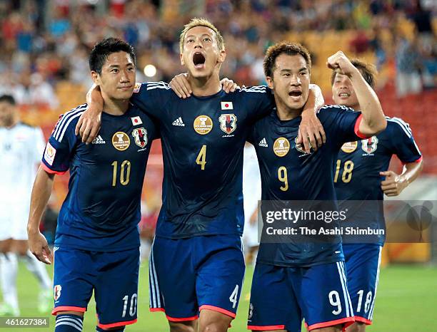 Keisuke Honda of Japan celebrates scoring his team's first goal with his team mates Shinji Kagawa , Shinji Okazaki and Takashi Inui during the 2015...