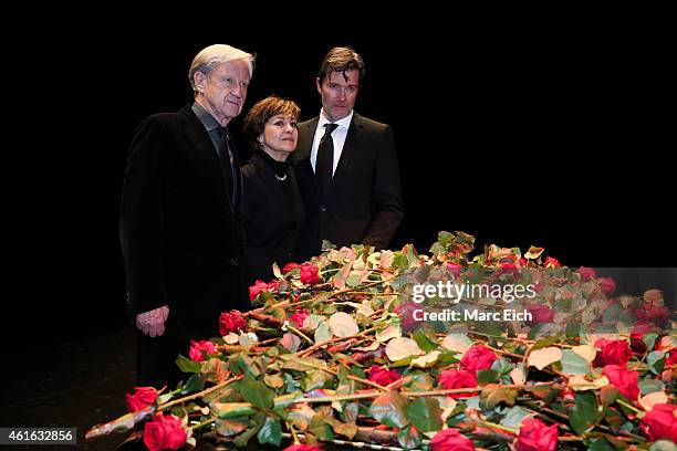 Freddy Burger, manager of Udo Juergens, Paola Felix and John Juergens, son of Udo Juergens, pose in front of a piano with roses at a memorial service...