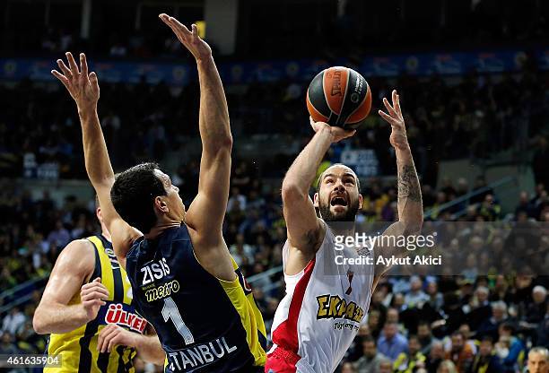 Vassilis Spanoulis, #7 of Olympiacos Piraeus competes with Nikos Zisis, #1 of Fenerbahce Ulker Istanbul during the Euroleague Basketball Top 16 Date...