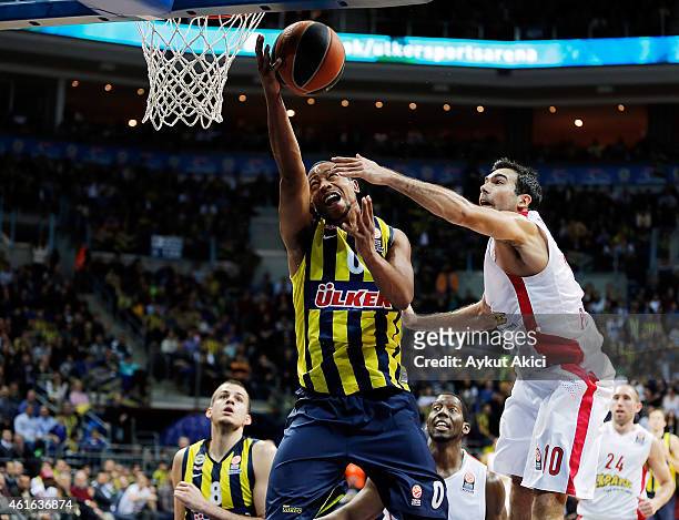 Andrew Goudelock, #0 of Fenerbahce Ulker Istanbul competes with Konstantinos Sloukas, #10 of Olympiacos Piraeus during the Euroleague Basketball Top...