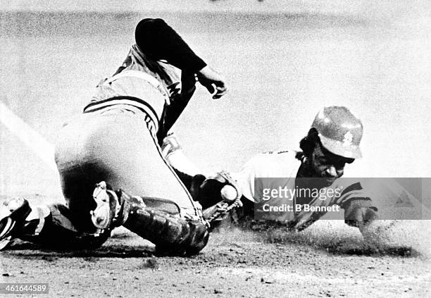 Lonnie Smith of the St. Louis Cardinals is tagged out by catcher Ted Simmons of the Milwaukee Brewers after trying to steal home during Game 6 of the...
