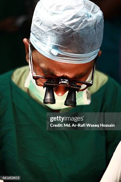 Surgeon perfoming a surery wearing Surgical Loupes.