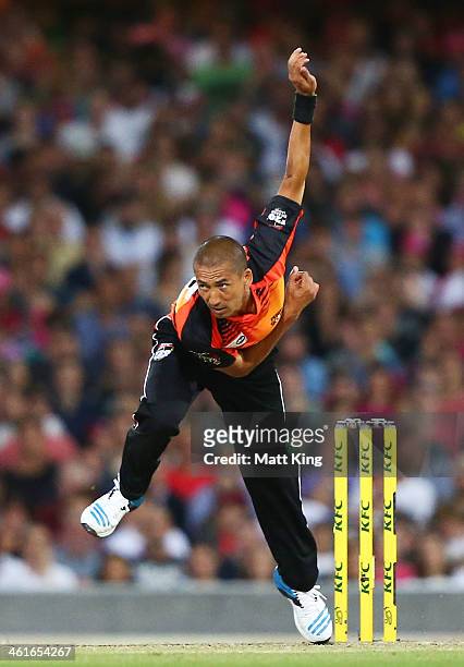 Alfonso Thomas of the Scorchers bowls during the Big Bash League match between the Sydney Sixers and the Perth Scorchers at SCG on January 10, 2014...