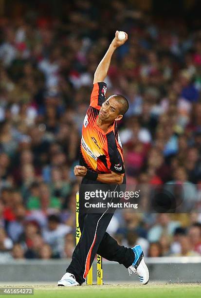 Alfonso Thomas of the Scorchers bowls during the Big Bash League match between the Sydney Sixers and the Perth Scorchers at SCG on January 10, 2014...