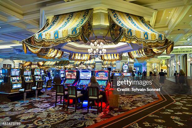 bellagio hotel, people playing slot machines - casino interior photos et images de collection