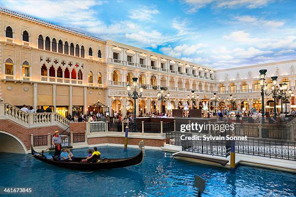 grand canal at the venetian hotel in las vegas, ne - venetian hotel las vegas fotografías e imágenes de stock