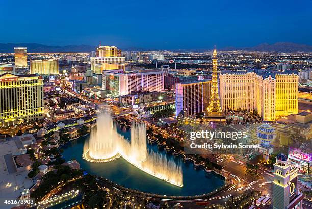 las vegas skyline at dusk - fountain stock pictures, royalty-free photos & images