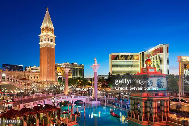 the strip and venetian hotel, las vegas, usa - venetian hotel las vegas fotografías e imágenes de stock