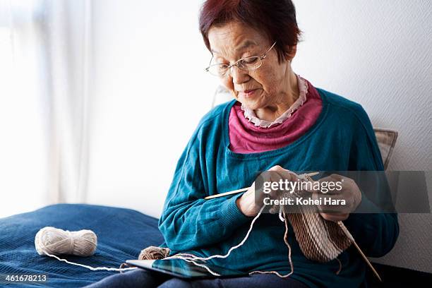 an old woman knitting - 編み込み ストックフォトと画像