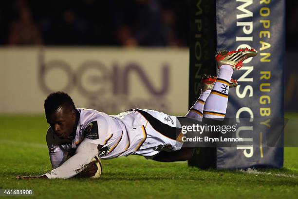 Christian Wade of Wasps scores the opening try during the European Rugby Champions Cup match between Harlequins and Wasps at Twickenham Stoop on...