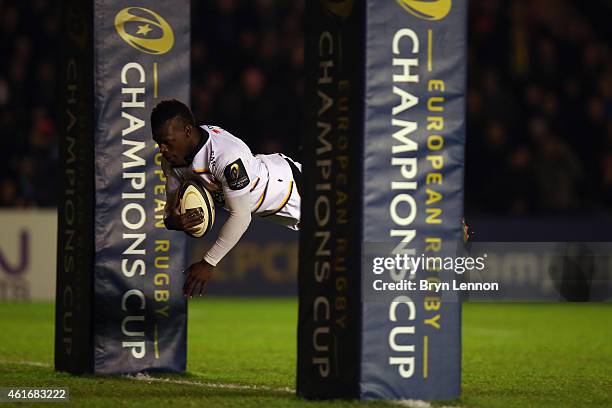 Christian Wade of Wasps scores the opening try during the European Rugby Champions Cup match between Harlequins and Wasps at Twickenham Stoop on...