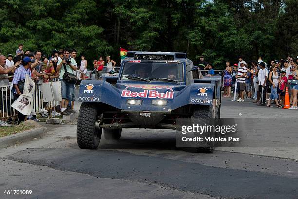 Spanish driver Carlos Sainz arrives to Salta at the end of the 6th stage of Rally Dakar 2014 Argentina-Boliva-Chile on January 10, 2013 in Salta,...