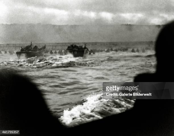 Zero Hour on Easy Red. 6th June 1944. Barges run by the U.S. Coast Guard are landing soldiers 16th Regimental Combat Team , between Widerstandsnest...