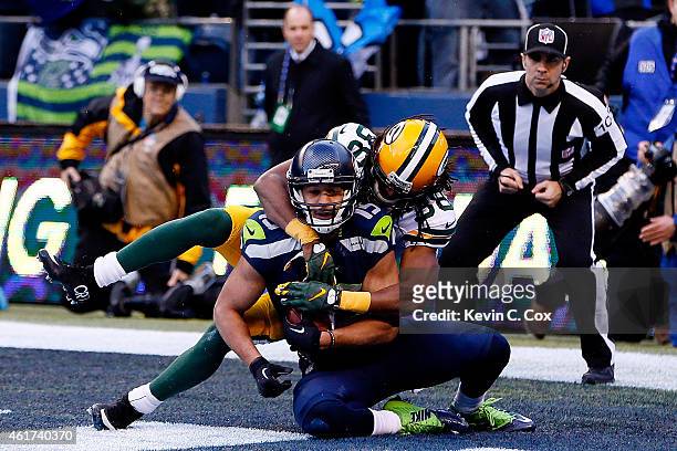 Jermaine Kearse of the Seattle Seahawks catches a 35 yard game-winning touchdown in overtime against the Green Bay Packers during the 2015 NFC...