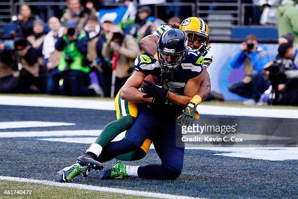 Jermaine Kearse of the Seattle Seahawks catches a 35 yard game-winning touchdown in overtime against the Green Bay Packers during the 2015 NFC...